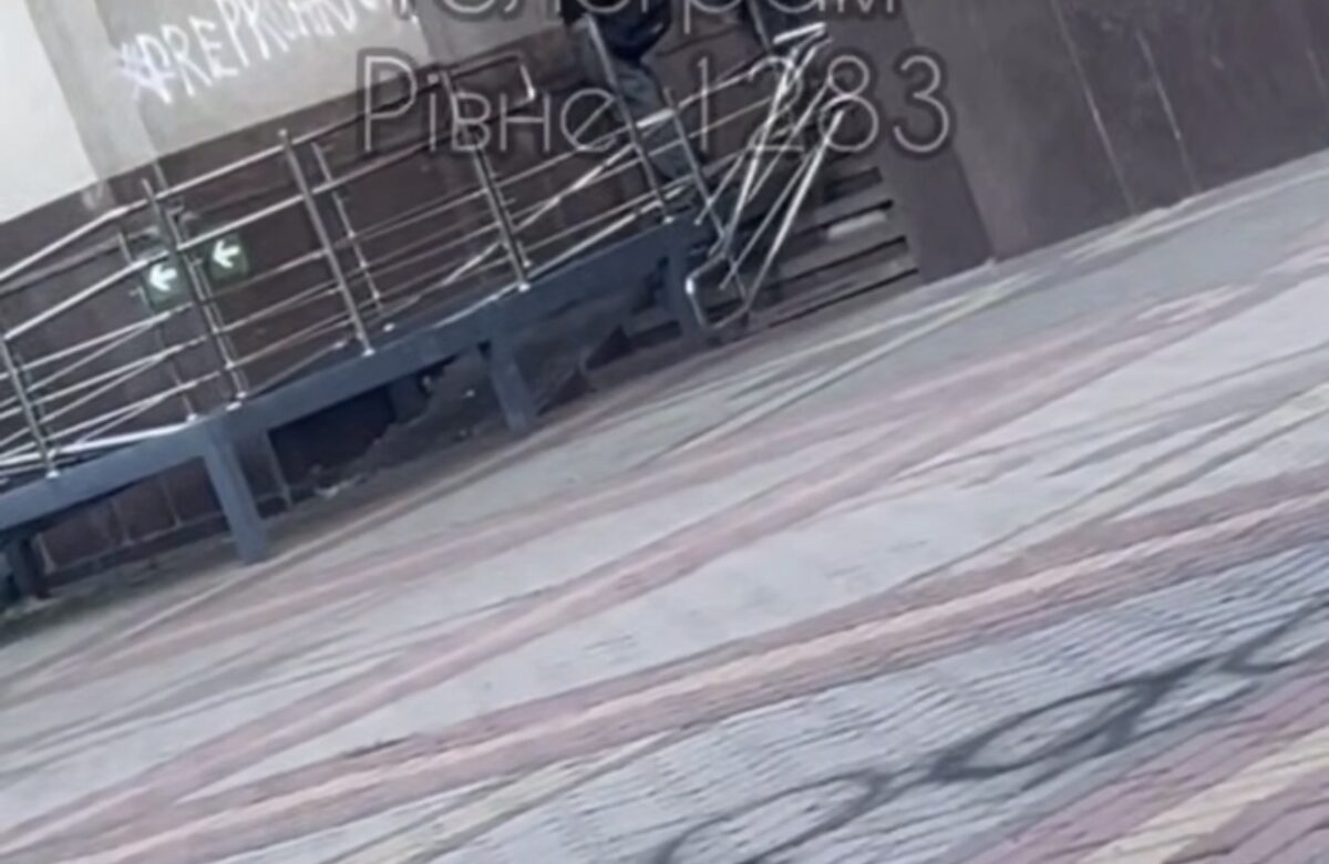 Стіни Рівненського драмтеатру розмалювали балончиком (ВІДЕО)