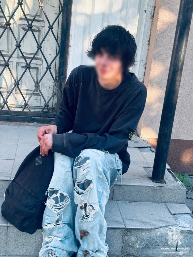 1 За графіті на стінах драмтеатру у центрі Рівного хлопцям загрожує штраф або громадські роботи