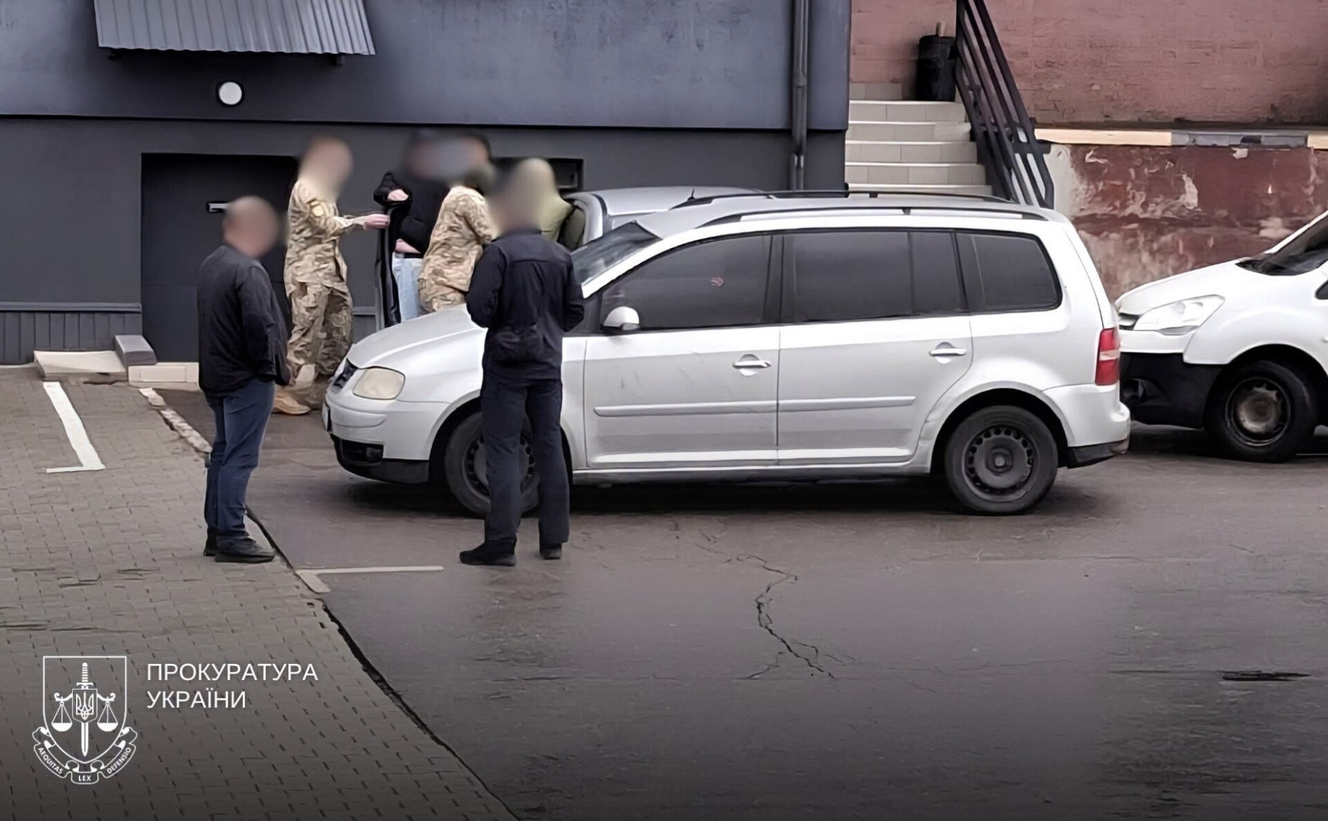 У Рівному трьох ТЦКшників, які силою витягували чоловіка з авто, помістили в ІТТ 0000