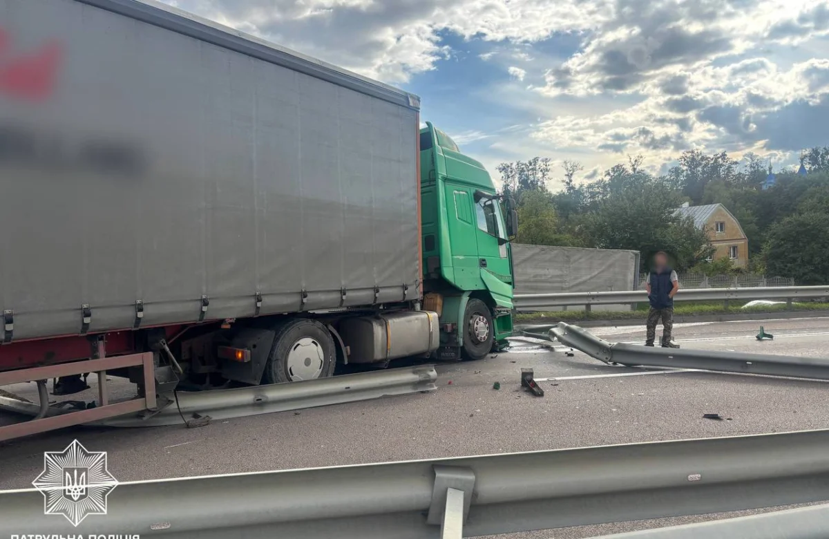 Поблизу Рівного фура потрапила у ДТП та перекрила дві смуги траси Київ — Чоп