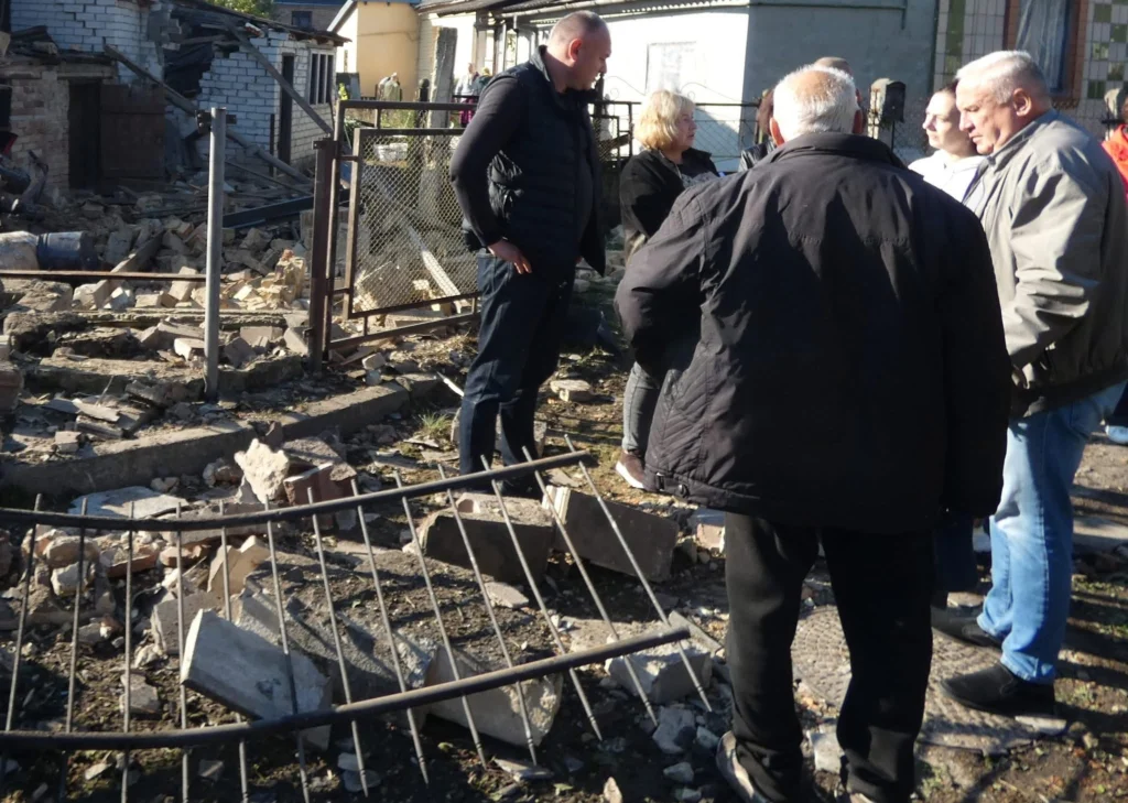 1 У Здолбунові ліквідовують наслідки прильоту: окрім будинків постраждали ліцей та садочок