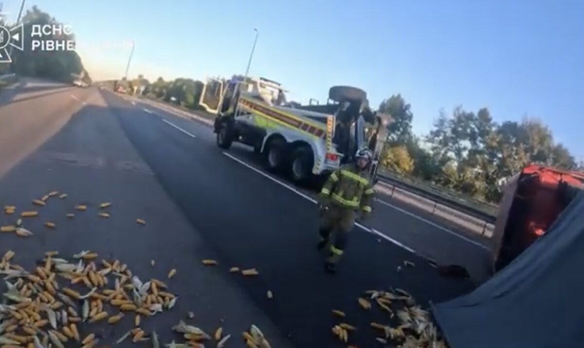 Рівненські рятувальники показали, як відтягнули фуру з кукурудзою, що заблокувала міжнародну трасу